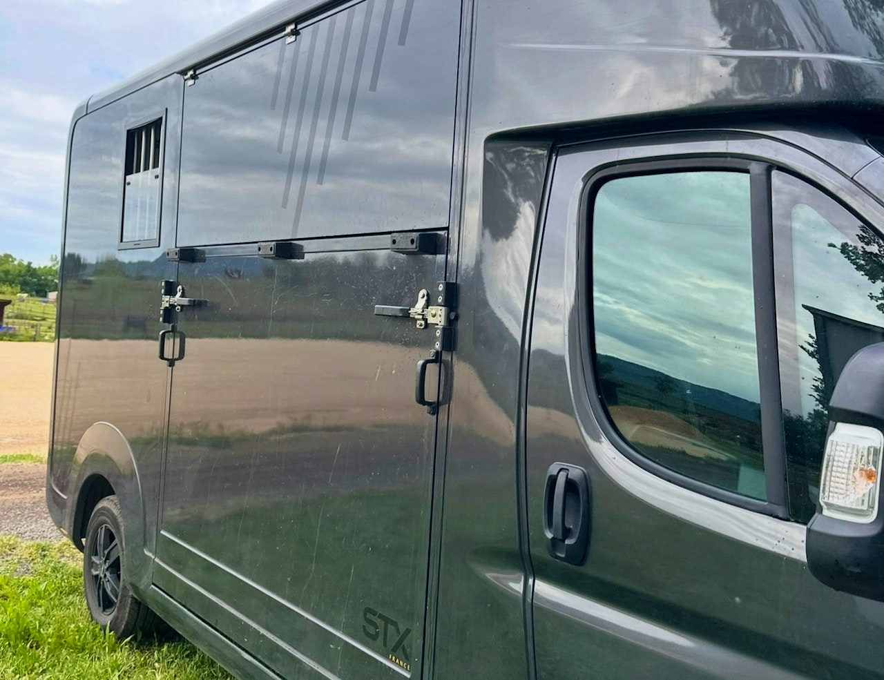 Vue latérale du camion STX AKX