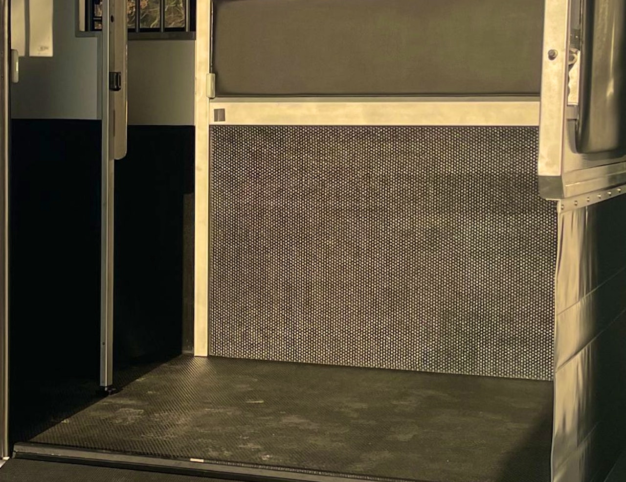 Sol antidérapant et rampe d'accès